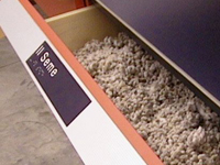 targa visuo-tattile adottata in corrispondenza di un cassetto dei materiali: il seme