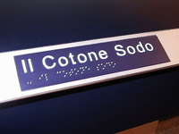 targa visuo-tattile adottata  in corrispondenza di un cassetto dei materiali: il cotone sodo